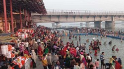 Magh Purnima: गंगा में श्रद्धालुओं का जनसैलाब, श्रद्धालुओं ने लगाई आस्था की
डुबकी, बृजघाट धाम में भारी भीड़ - image