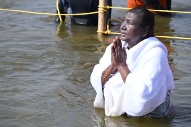 राष्ट्रपति द्रौपदी मुर्मू ने संगम में लगाई डुबकी