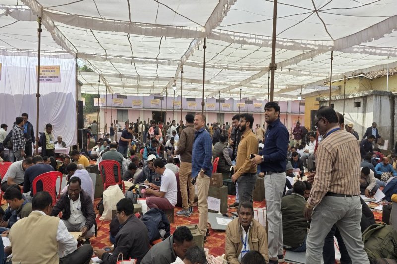 CG Panchayat Election 2025: पंचायत चुनाव का दूसरा चरण: वोटिंग कराने सीतापुर व मैनपाट ब्लॉक में पहुंचा मतदान दल