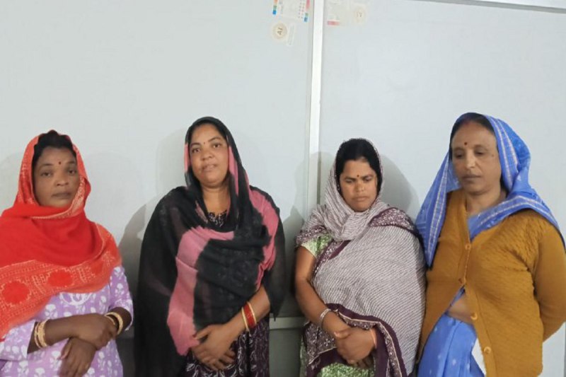 Gamblers arrested: पुरुषों के फड़ में बैठकर 4 महिलाएं भी खेल रही थीं जुआ, अचानक पहुंच गई पुलिस, 15 गिरफ्तार