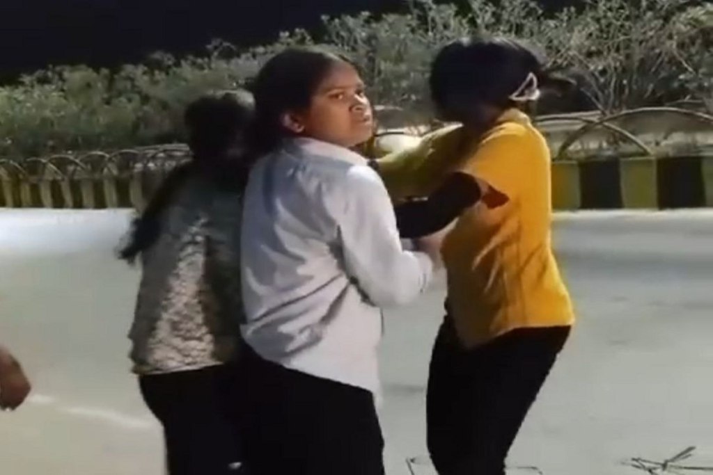 Girl's fight video: 2 युवतियों के बीच बाल पकडक़र मारपीट, प्रेमी से बात करने को लेकर भिड़ीं, वीडियो वायरल