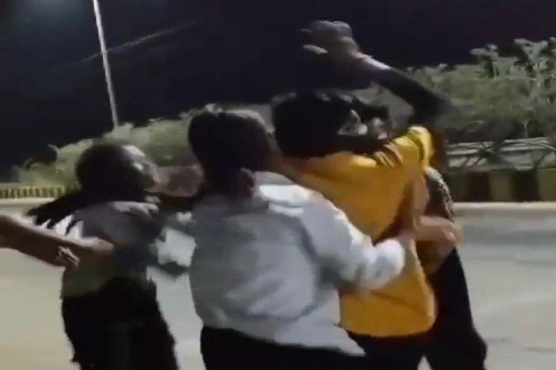 Girl's fight video: 2 युवतियों के बीच बाल पकडक़र मारपीट, प्रेमी से बात करने को लेकर भिड़ीं, वीडियो वायरल
