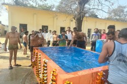 UP Prisoners Ganga Snan: यूपी जेलों में संगम से लाए गंगाजल से कैदियों ने किया
स्नान, बोले मंत्री - image