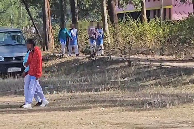 No toilet in school: शिक्षिकाओं के लिए स्कूल में टेंपररी टॉयलेट तो छात्राओं के लिए खुला मैदान, होना पड़ता है शर्मसार, जिम्मेदार बेफिक्र