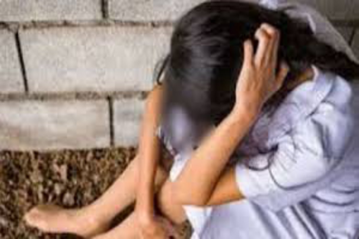 Girl student pregnant: हॉस्टल में रहकर पढ़ रही 10वीं की छात्रा हो गई थी गर्भवती,
प्रभारी अधीक्षिका को मिली ये सजा