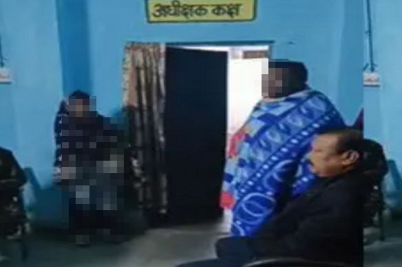 Shameful: हॉस्टल में शिक्षिका के साथ रंगरेलियां मनाते पकड़ा गया अधीक्षक, कलेक्टर ने पद से हटाया