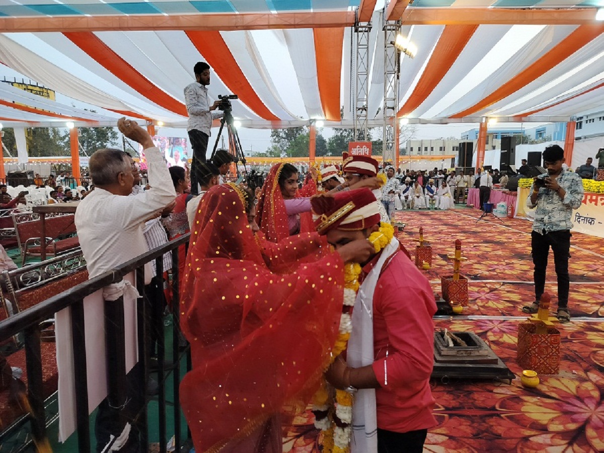 मुख्यमंत्री कन्या सामूहिक विवाह योजनाबौद्ध ३५, आदिवासी १२८ व हिंदू रीति रिवाज से 650 जोड़ों का हुआ विवाह