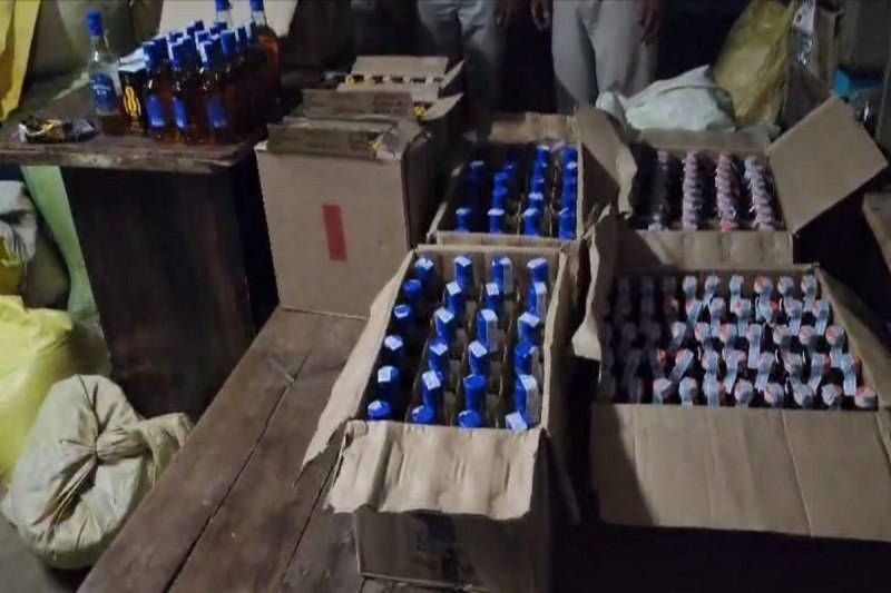 Illegal liquor seized: शराब के अवैध कारोबार पर आबकारी विभाग का छापा, 107 लीटर अंग्रेजी व महुआ शराब जब्त, 2 गिरफ्तार