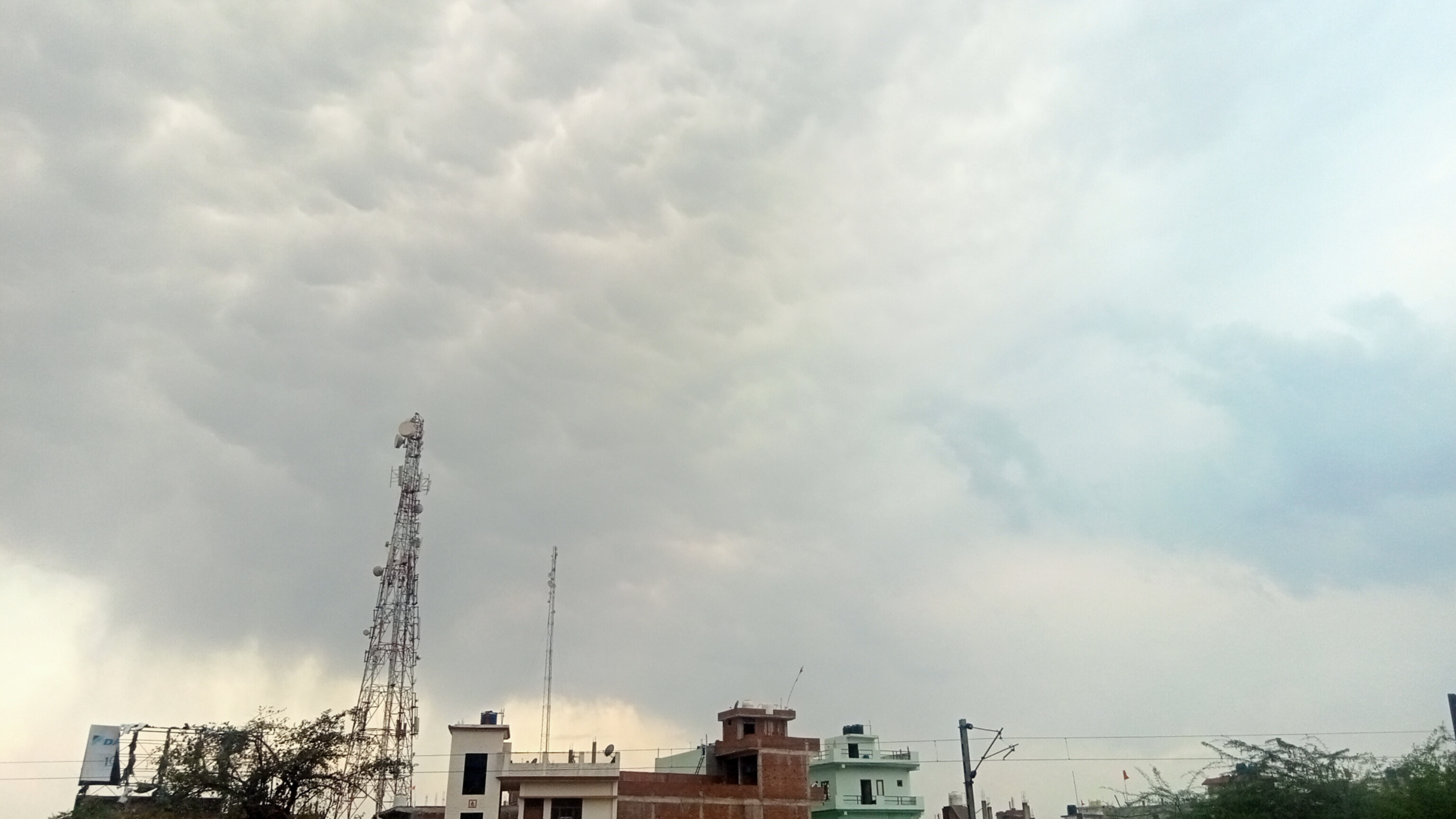 Weather update: आसमान में बादल और तेज हवा बढ़ते तापमान में लगाएगी अंकुश, जानें
मौसम