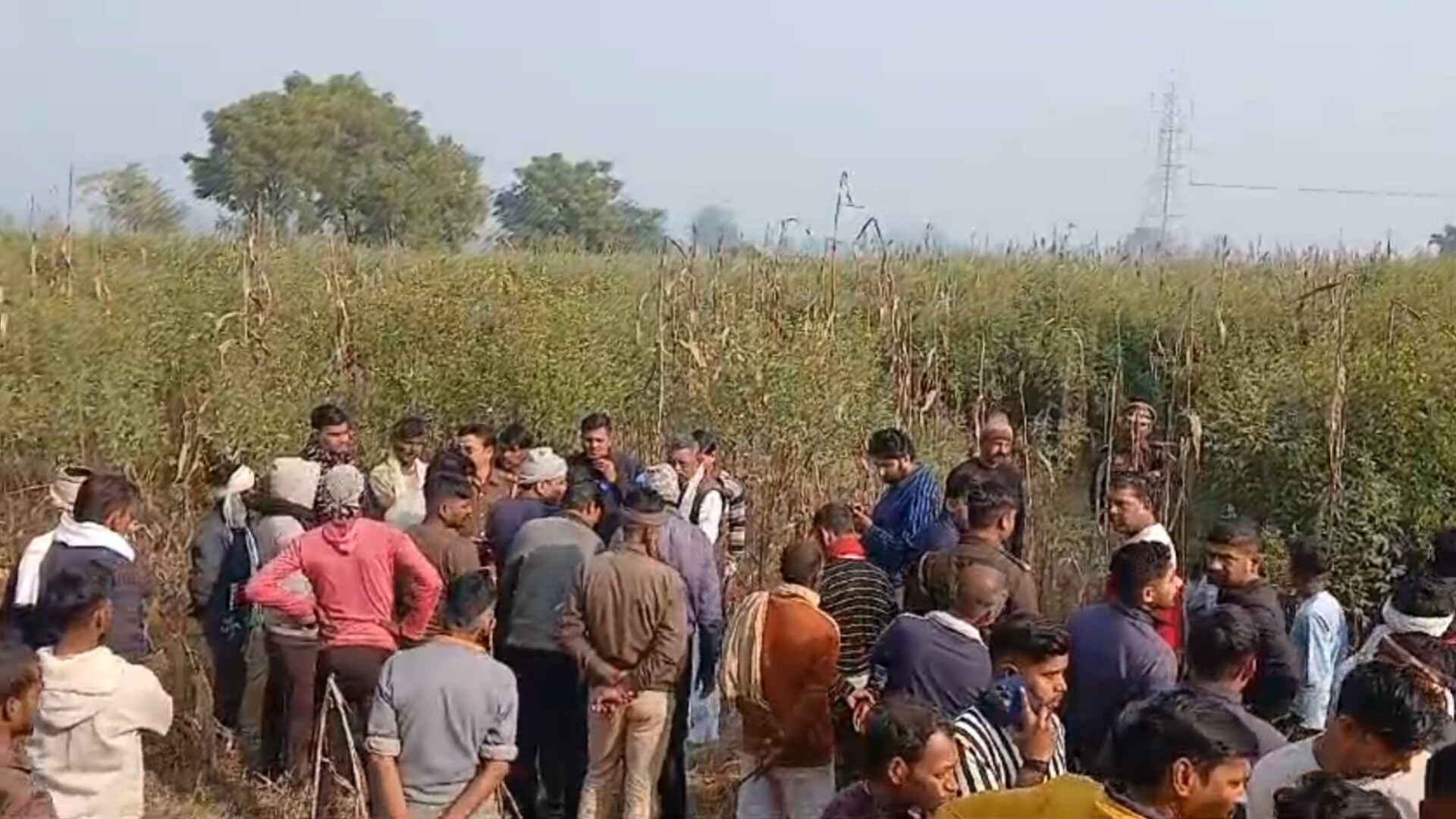 घटनास्थल पर जमा भीड़