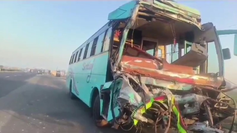 दिल्ली से प्रयागराज जा रही बस दुर्घटनाग्रस्त