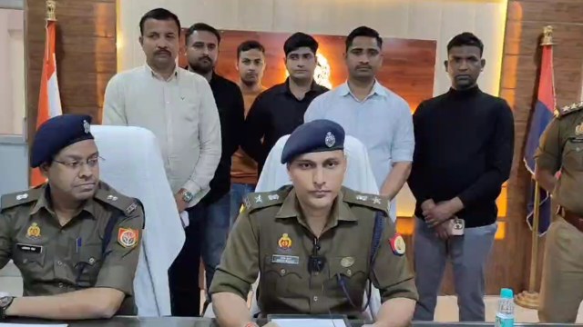 पुलिस लाइन सभागार में जानकारी देते पुलिस अधीक्षक दीपक भूकर