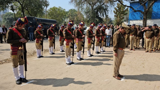 पुलिस लाइन में दी गई विदाई