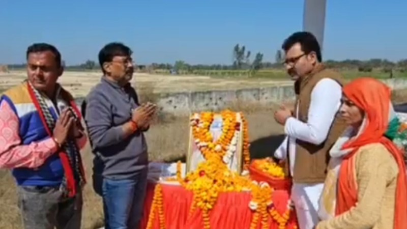 पुलवामा शहीद को नमन: सदर विधायक पंकज गुप्ता और विमल द्विवेदी व अन्य