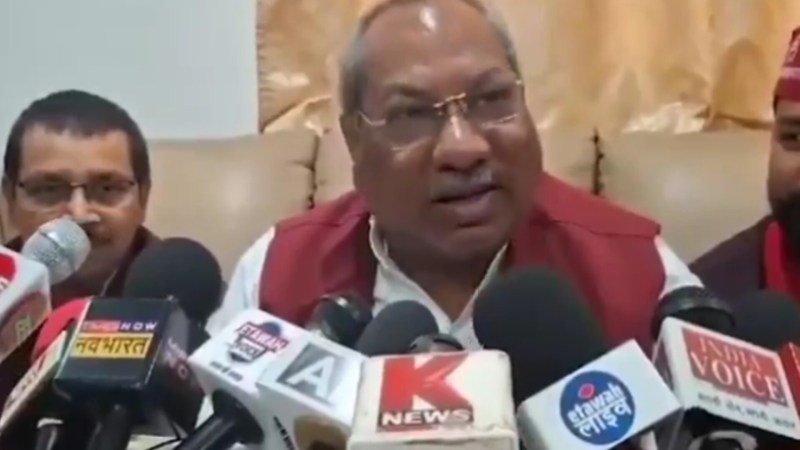 पत्रकारों से बातचीत करते डॉक्टर संजय निषाद