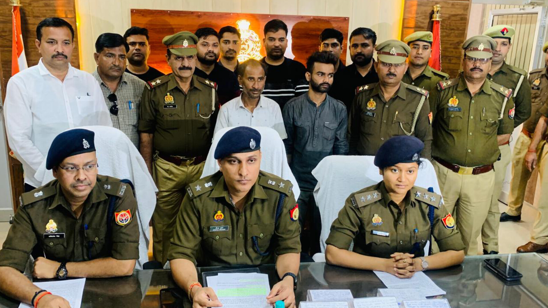 बाराबंकी से 23 लाख रुपए के चरस लेकर आए दो अंतर्जनपदीय तस्कर गिरफ्तार, पुलिस इनकी
की तलाश में