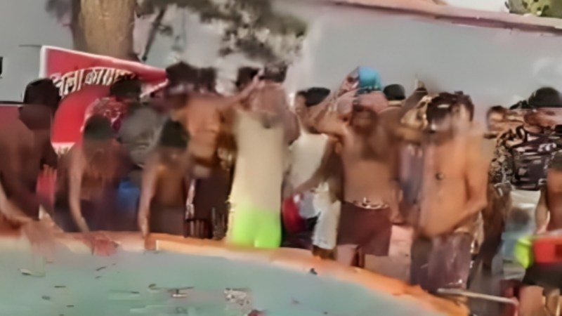 कैदियों को कराया गया संगम जल से स्नान