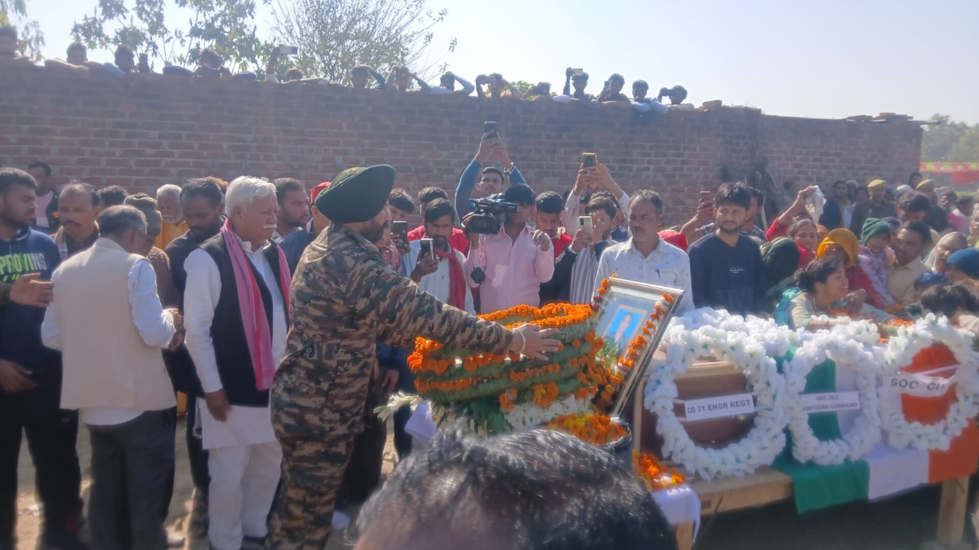 Farrukhabad tribute to martyr: उमड़ी भीड़, चीख-पुकार सुनकर लोगों की आंखें हुई नम