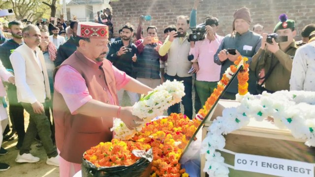 श्रद्धांजलि देते सांसद मुकेश राजपूत