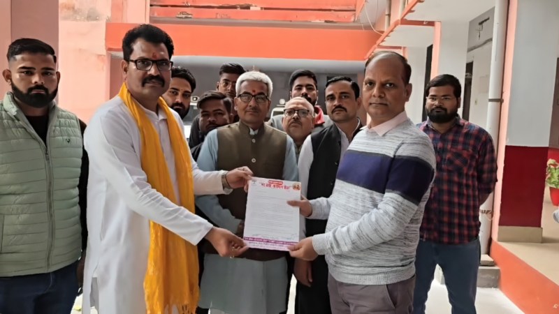 सिटी मजिस्ट्रेट को ज्ञापन देते नर सेवा नारायण सेवा के पदाधिकारी व कार्यकर्ता