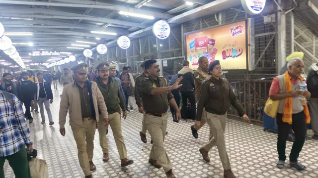 रेलवे स्टेशन का निरीक्षण करते पुलिस अधिकारी