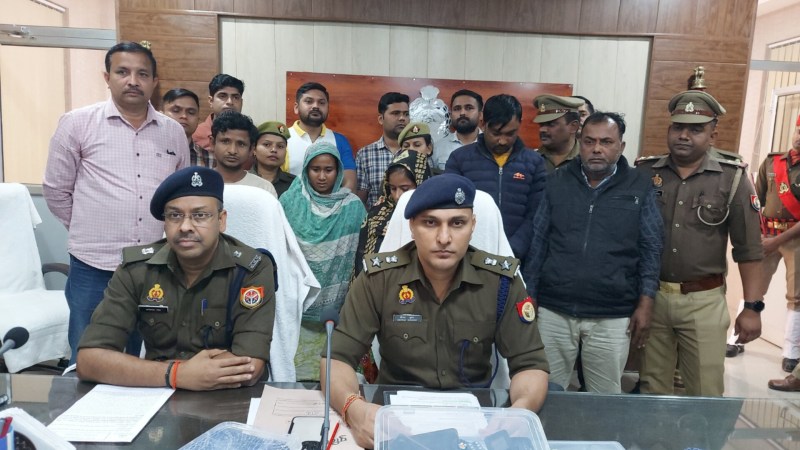 पुलिस की गिरफ्त में बांग्लादेशी नागरिक