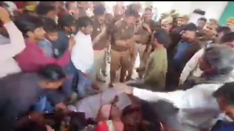 शव के साथ धरना प्रदर्शन