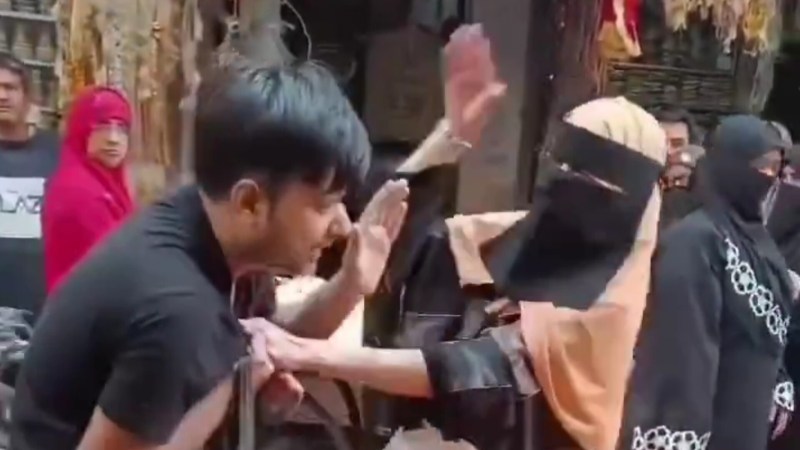 बुर्का पहनी महिला का दे दना दन