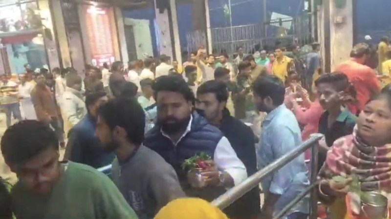 आनंदेश्वर महादेव मंदिर में उमड़ी भक्तों की भीड़