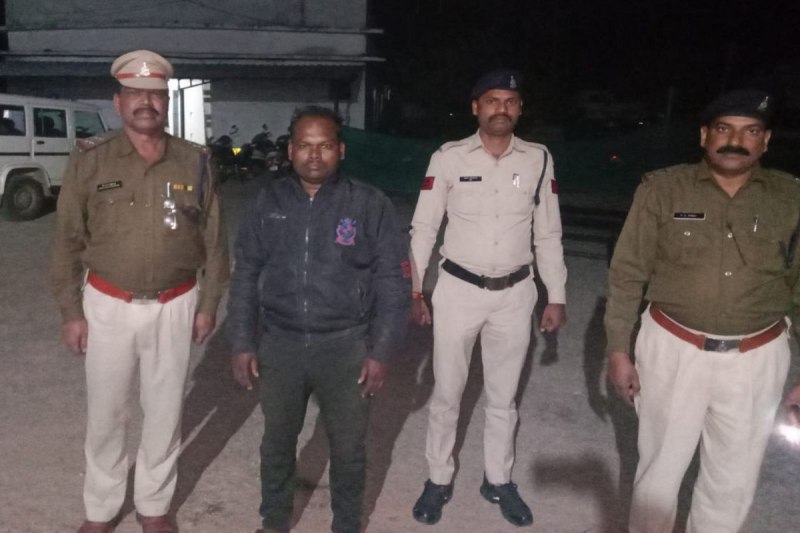 CG crime news: जिले में खुलेआम घूम रहा था जिलाबदर का आरोपी, 7 माह में लौट आया था घर, पुलिस ने दबोचा
