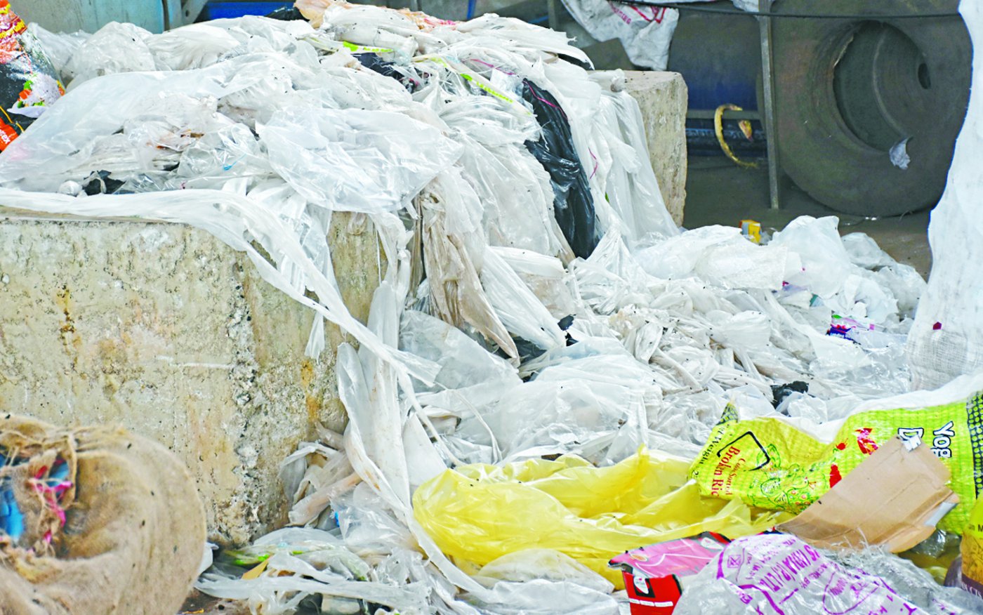 Ban on polythene: दूध की थैली से लेकर हर पैकिंग में दिखता है प्लास्टिक और
पॉलीथिन