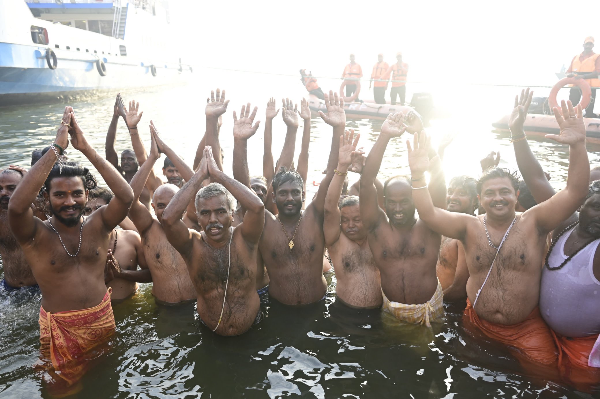 तमिलनाडु के किसान प्रतिनिधियों ने हनुमान घाट पर गंगा में लगाई पवित्र डुबकी