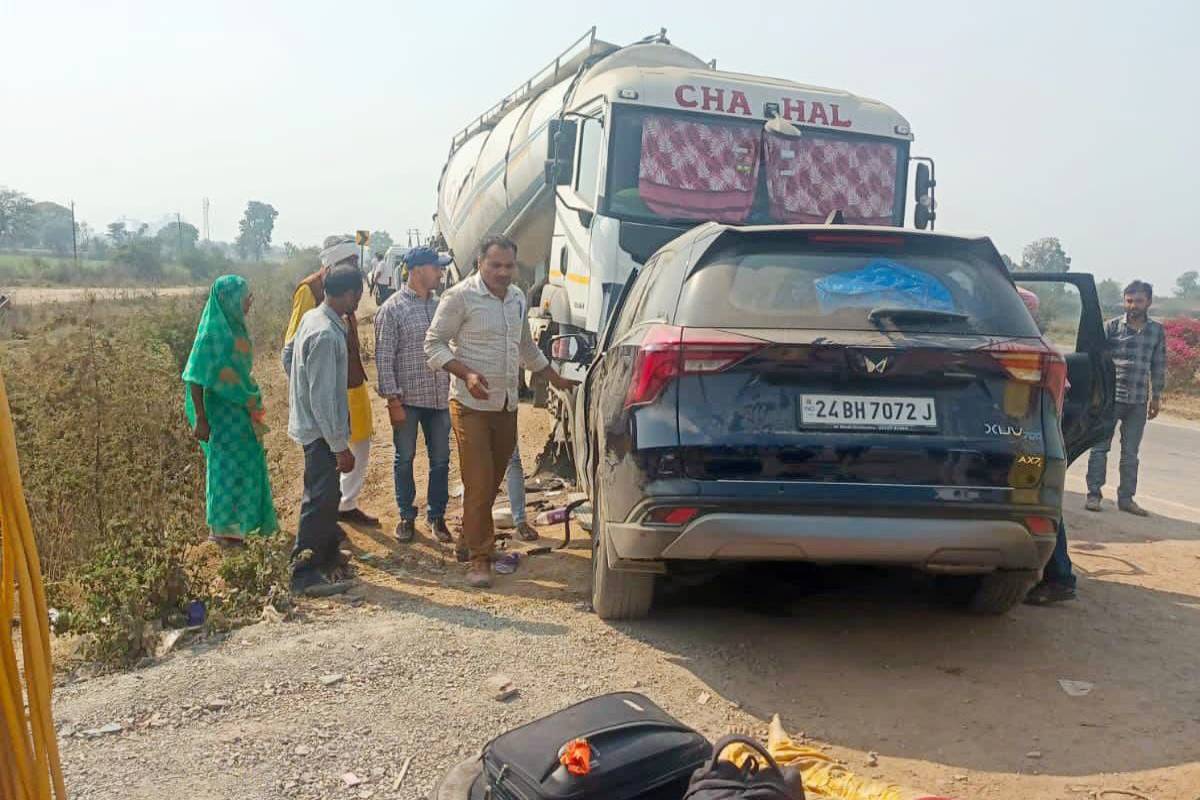 विदेश से लौटे बेटे के साथ महाकुंभ से लौट रहा था परिवार, माता-पिता और बेटी की मौत