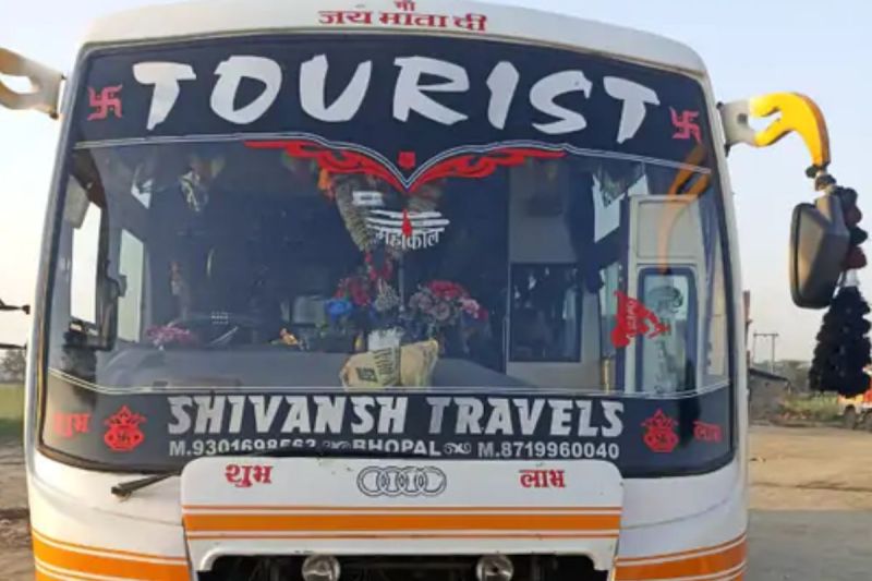 महाकुंभ जा रही बस हादसे का शिकार