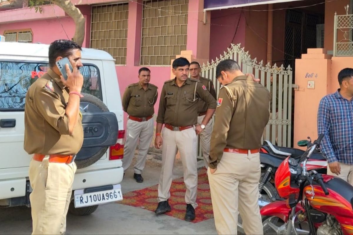 Police Raid: अचानक होटल, रेस्टोरेंट और कैफे सेंटर्स में पहुंची पुलिस, मच गया
हड़कंप