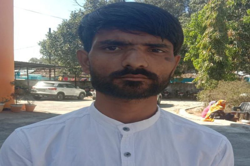 Hostage and beaten: युवक बोला- 40 हजार रुपए चोरी का आरोप लगाकर मुझे बनाया बंधक, फिर बंद कमरे में डंडे से की पिटाई