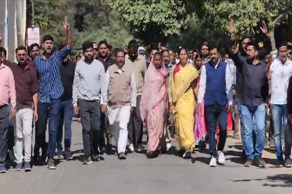 Protest in police station: Video: सर्व आदिवासी समाज व कांग्रेसियों ने किया आजाक थाने का घेराव, जमकर की नारेबाजी