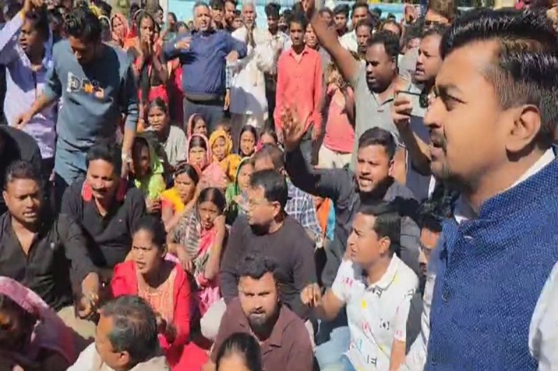 Protest in police station: Video: सर्व आदिवासी समाज व कांग्रेसियों ने किया आजाक थाने का घेराव, जमकर की नारेबाजी