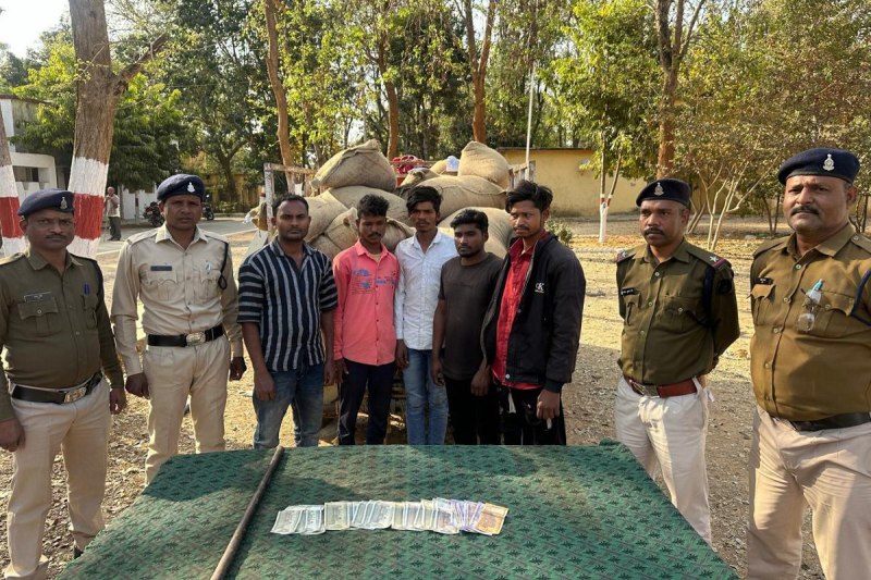 Crime news: राशन दुकानों में लगातार हो रही थी चोरी, पुलिस ने खरीदार समेत 5 आरोपियों को किया गिरफ्तार