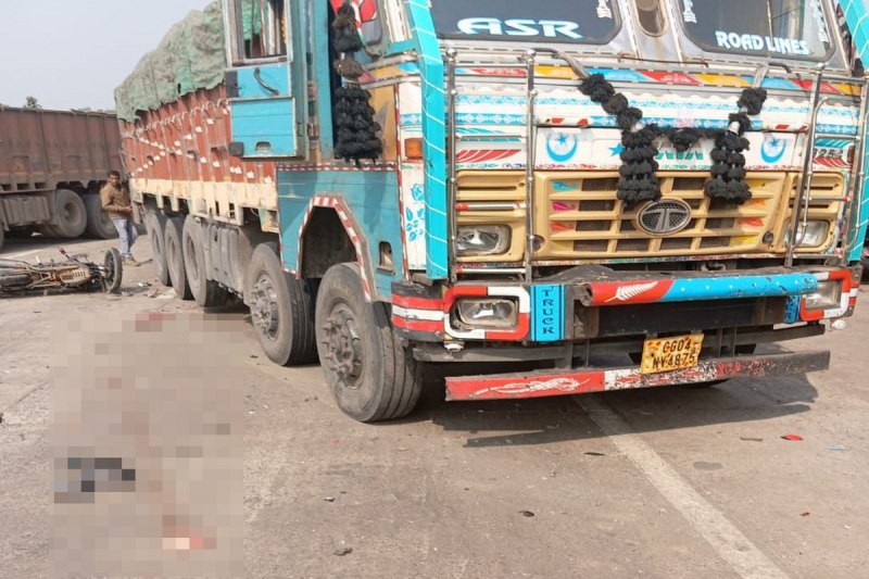 CG road accident: बाइक सवार कोरियर डिलीवरी ब्वॉय को ट्रक ने रौंदा, सिर कुचलने से ऑन द स्पॉट मौत