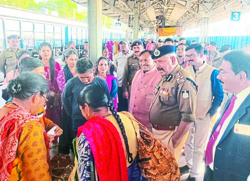 संभागायुक्त और आइजी ने रेलवे स्टेशन की जांची सुरक्षा व्यवस्था