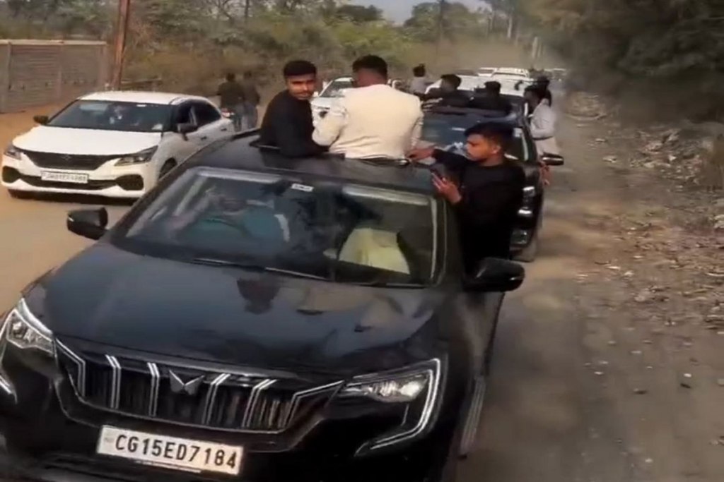 Dangerous stunt in car: Video: फेयरवेल पार्टी के बाद कार सवार छात्र-छात्राओं का शहर में खतरनाक स्टंट, वीडियो वायरल