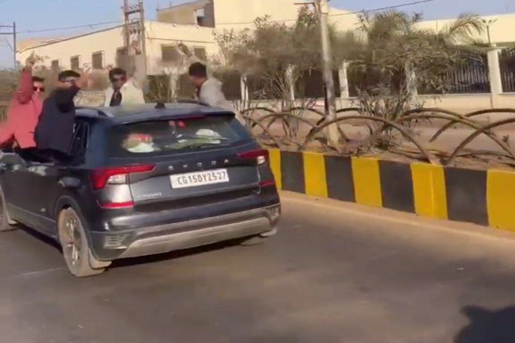 School students car stunt: कार सवार स्कूली छात्र-छात्राओं की शहर में फिर स्टंटबाजी, लहराते रहे शराब की बॉटल, पुलिस को खुली चुनौती