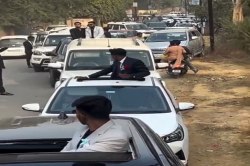 Dangerous stunt in car: Video: फेयरवेल पार्टी के बाद कार सवार छात्र-छात्राओं का
शहर में खतरनाक स्टंट, वीडियो वायरल - image