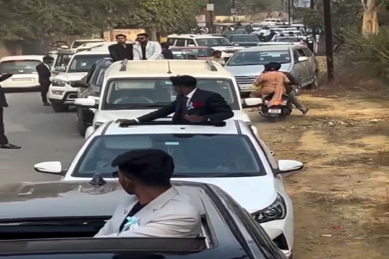 Dangerous stunt in car: Video: फेयरवेल पार्टी के बाद कार सवार छात्र-छात्राओं का शहर में खतरनाक स्टंट, वीडियो वायरल