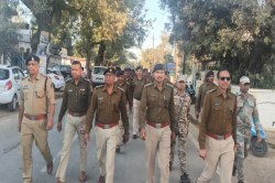 Police flag march: वोटिंग से पहले पुलिस ने किया फ्लैग मार्च, अराजक तत्वों को
दिया सख्ती का संदेश - image