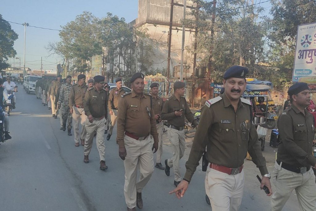 Police flag march: वोटिंग से पहले पुलिस ने किया फ्लैग मार्च, अराजक तत्वों को दिया सख्ती का संदेश