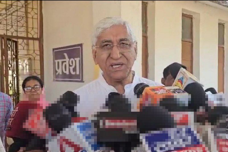 CG election 2025 Live: पूर्व डिप्टी सीएम टीएस सिंह देव ने किया मतदान, शहर की सडक़ों को लेकर लगाए ये आरोप