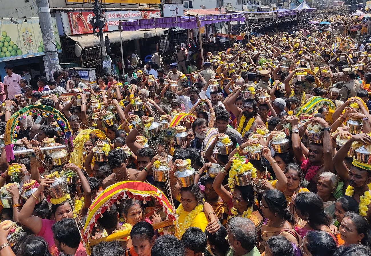 Thaipusam : मन्नत पूरी करने के लिए अंगारों पर चले श्रद्धालु, सिर पर दूध के बर्तन
लेकर पहुंचे मदिर… देखें तस्वीरें