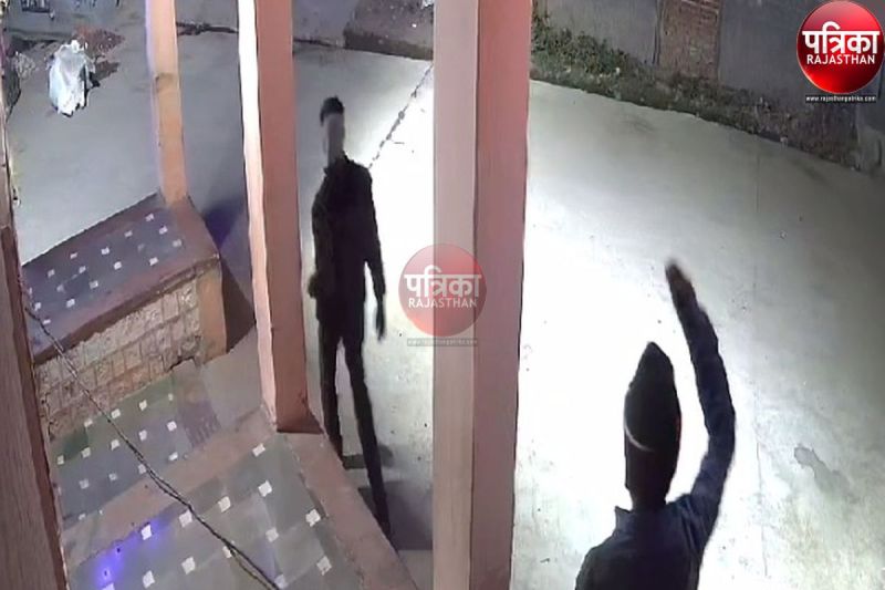 चोराें ने पांच मंदिरों व एक मकान को बनाया निशाना, ग्रामीणों ने चोर-चोर चिल्लाते हुए किया पीछा, बदमाश फरार